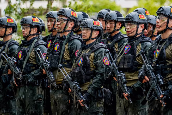 Các nghệ sĩ tham gia chương trình &quot;Chiến sĩ quả cảm&quot;