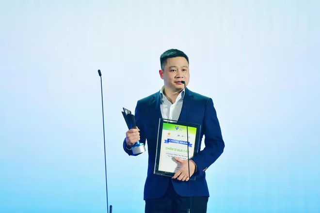 Đại diện chương trình nhận giải thưởng tại lễ trao giải Vietnam iContent Awards 2025