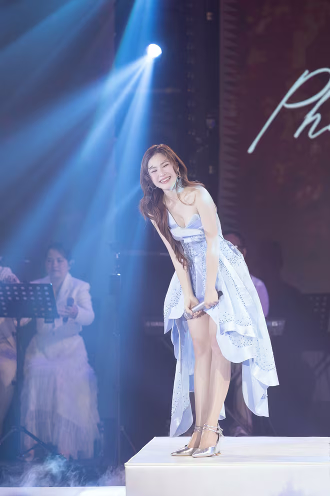 Hương Tràm rạng rỡ trong ngày trở lại với album "Phao cứu sinh" Hương Tràm rạng rỡ trong ngày trở lại với album "Phao cứu sinh"