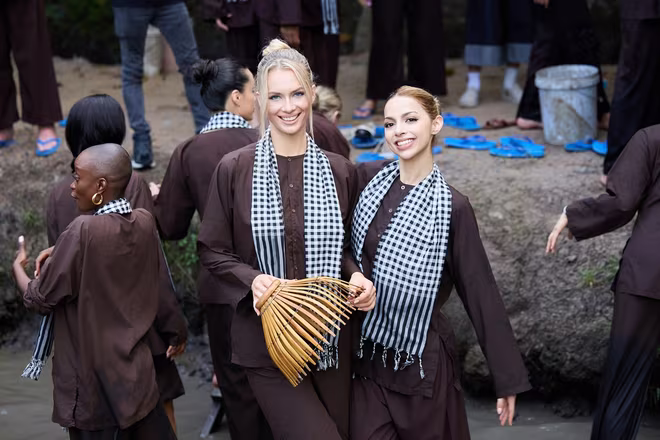 Các người đẹp không ngại lội bùn, bắt cá