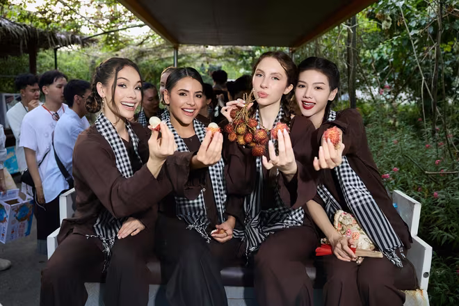 Dàn mỹ nhân có cơ hội tham quan khu nhà văn hóa của bốn dân tộc, thưởng thức các món đặc sản địa phương, lội mương bắt cá, đi cầu khỉ...