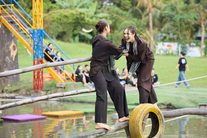 Dàn thí sinh Miss Charm thích thú khi trải nghiệm đi cầu khỉ ở miền Tây