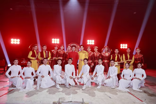 Ca sĩ Minh Sang và ekip thực hiện MV “Việt Nam muôn đời tiến bước” Ca sĩ Minh Sang và ekip thực hiện MV “Việt Nam muôn đời tiến bước”