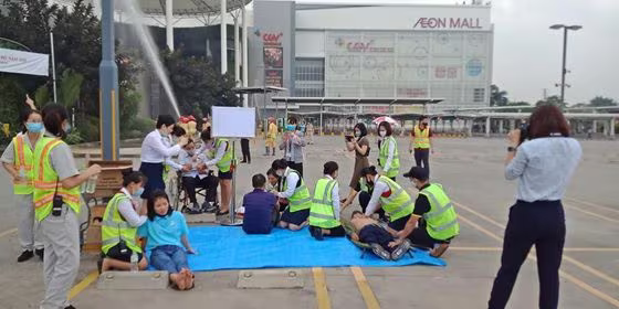Nhiều nhân viên, khách hàng được hướng dẫn thoát nạn và sơ cứu