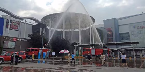 Lực lượng Cảnh sát PCCC chuyên nghiệp sử dụng các thiết bị nhanh chóng khống chế đám cháy
