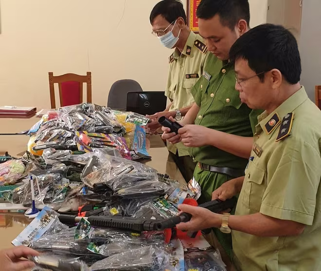 Cơ quan chức năng huyện Thạch Thất tăng cường kiểm tra các cơ sở kinh doanh đồ chơi trẻ em trong dịp Trung thu Cơ quan chức năng huyện Thạch Thất tăng cường kiểm tra các cơ sở kinh doanh đồ chơi trẻ em trong dịp Trung thu