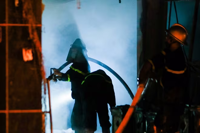 Đến khoảng 22h, người cuối cùng được lực lượng chức năng giải cứu thành công, và sau chừng nửa tiếng, ngọn lửa cơ bản được khống chế.