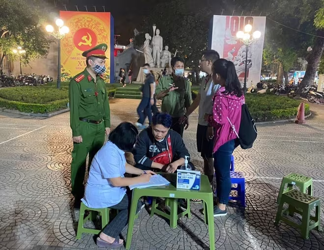 Quận Hoàn Kiếm ra quân nhắc nhở, vận động người dân đeo khẩu trang khi vào phố đi bộ Quận Hoàn Kiếm ra quân nhắc nhở, vận động người dân đeo khẩu trang khi vào phố đi bộ