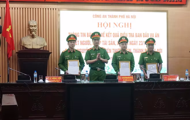 Thiếu tướng Nguyễn Duy Ngọc - Thứ trưởng Bộ Công an trao khen cho các tập thể tham gia điều tra, khám phá án