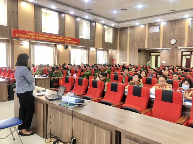 Báo cáo viên của lớp tập huấn trình bày các nội dung Báo cáo viên của lớp tập huấn trình bày các nội dung