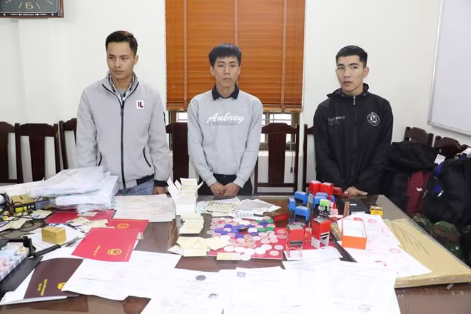 Các đối tượng cùng tang vật bị thu giữ