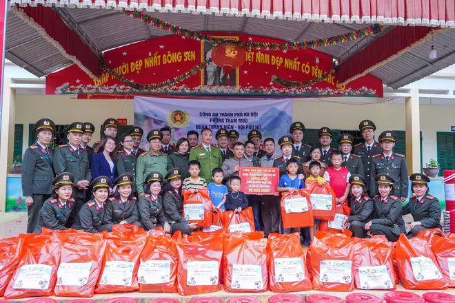 Đoàn viên Đoàn Thanh viên và Hội viên chi hội phụ nữ phòng Tham mưu Công an thành phố Hà Nội trao những món quà nhỏ, khoác áo ấm cho các cháu Đoàn viên Đoàn Thanh viên và Hội viên chi hội phụ nữ phòng Tham mưu Công an thành phố Hà Nội trao những món quà nhỏ, khoác áo ấm cho các cháu