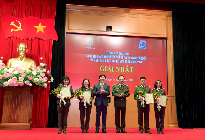 Thượng tướng Nguyễn Văn Thành và đồng chí Hồ Quang Lợi trao giải cho các tác giả đạt giải Nhất cuộc thi Thượng tướng Nguyễn Văn Thành và đồng chí Hồ Quang Lợi trao giải cho các tác giả đạt giải Nhất cuộc thi