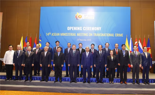 Thủ tướng Chính phủ Nguyễn Xuân Phúc; Bộ trưởng Tô Lâm cùng các đại biểu dự Lễ khai mạc Hội nghị AMMTC 14 tại điểm cầu Hà Nội. Thủ tướng Chính phủ Nguyễn Xuân Phúc; Bộ trưởng Tô Lâm cùng các đại biểu dự Lễ khai mạc Hội nghị AMMTC 14 tại điểm cầu Hà Nội.