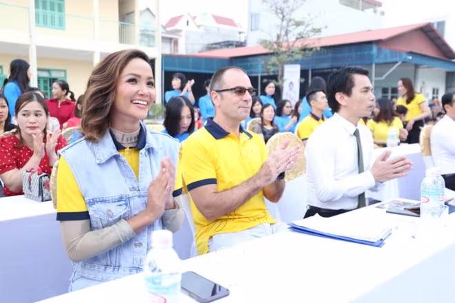 Sun Life đã triển khai lắp đặt 102 trụ bóng rổ cho 51 trường học tại 33 tỉnh Sun Life đã triển khai lắp đặt 102 trụ bóng rổ cho 51 trường học tại 33 tỉnh