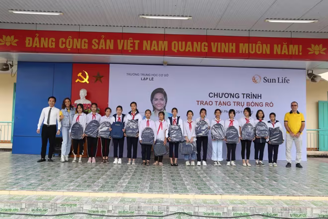 Ban tổ chức dành tặng các phần quà cho các em học sinh có thành tích xuất sắc Ban tổ chức dành tặng các phần quà cho các em học sinh có thành tích xuất sắc