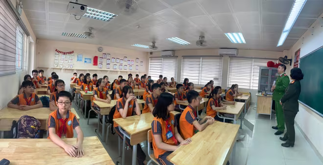 Lực lượng công an tuyên truyền tại trường học Lực lượng công an tuyên truyền tại trường học