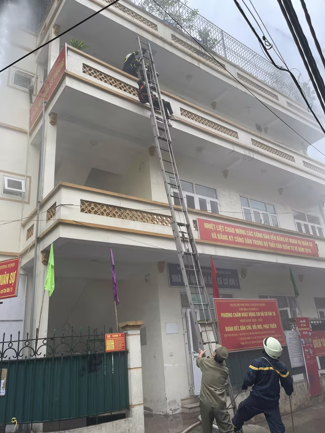 Lực lượng Cảnh sát PCCC và người dân đưa các nạn nhân ra ngoài