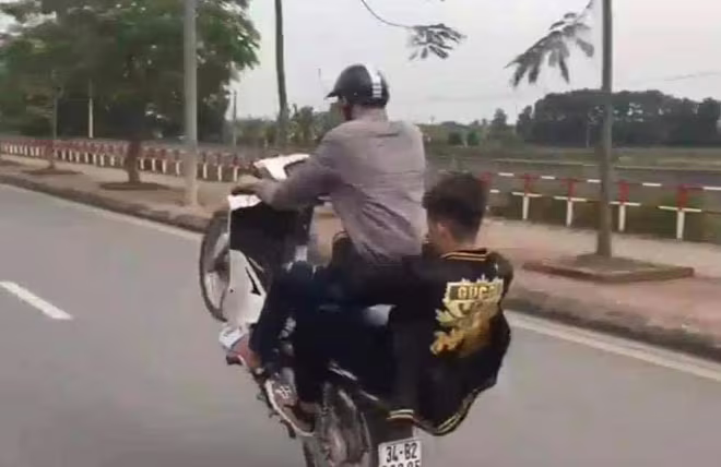 Nam thanh niên "bốc đầu" xe máy Nam thanh niên "bốc đầu" xe máy
