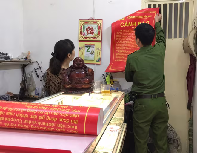 Lực lượng Công an dán thông báo tại các cửa hàng vàng Lực lượng Công an dán thông báo tại các cửa hàng vàng