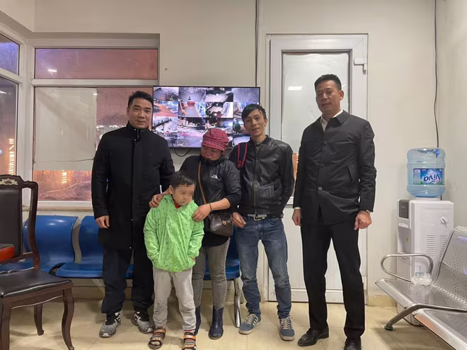 May mắn cháu bé được các chiến sỹ Công an quận Thanh Xuân giúp đỡ tìm bố mẹ