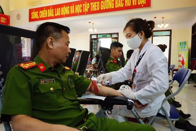 Công an Hà Nội với chương trình "Giọt máu nghĩa tình" Công an Hà Nội với chương trình "Giọt máu nghĩa tình"
