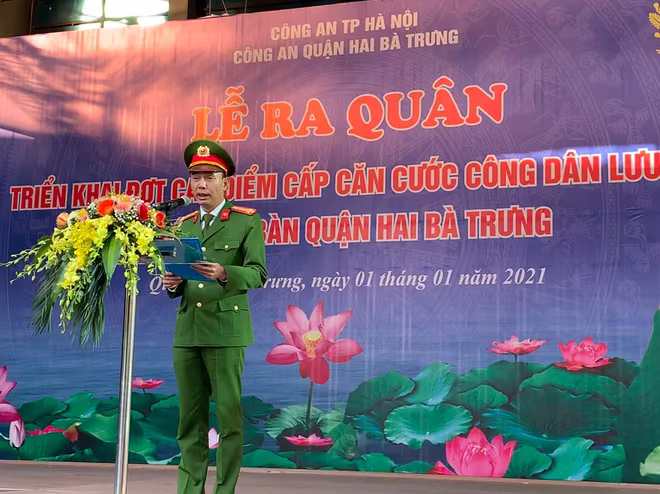 Thượng tá Trương Văn Hồng - Trưởng Công an quận Hai Bà Trưng phát biểu tại lễ ra quân Thượng tá Trương Văn Hồng - Trưởng Công an quận Hai Bà Trưng phát biểu tại lễ ra quân
