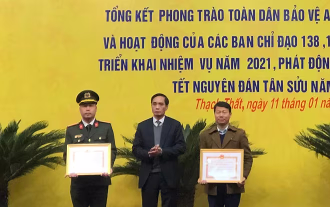 Khen thưởng các tập thể, cá nhân có thành tích xuất sắc Khen thưởng các tập thể, cá nhân có thành tích xuất sắc