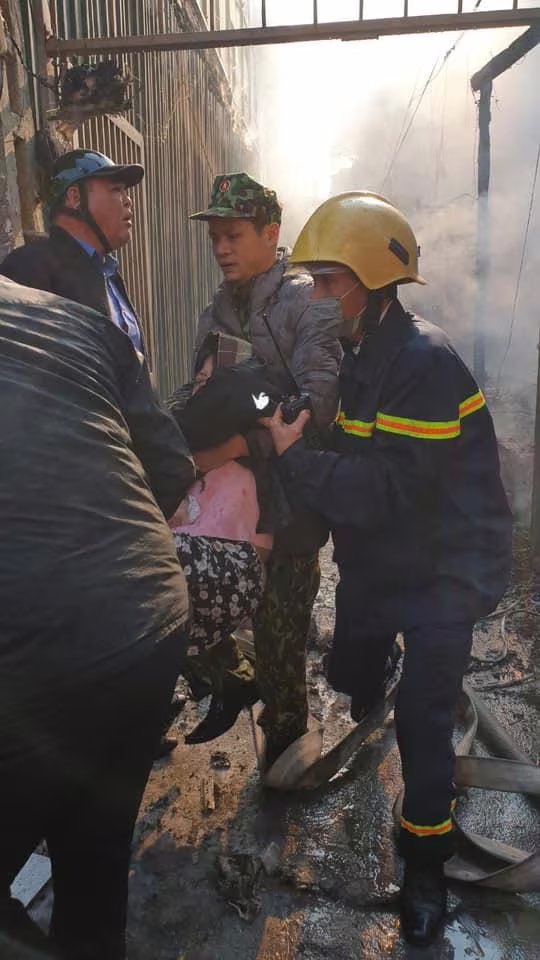Nhiều người cao tuổi được CBCS và người dân đưa ra khỏi vùng nguy hiểm Nhiều người cao tuổi được CBCS và người dân đưa ra khỏi vùng nguy hiểm