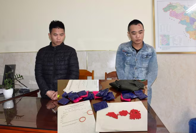 Hai đối tượng cùng số tang vật bị thu giữ Hai đối tượng cùng số tang vật bị thu giữ