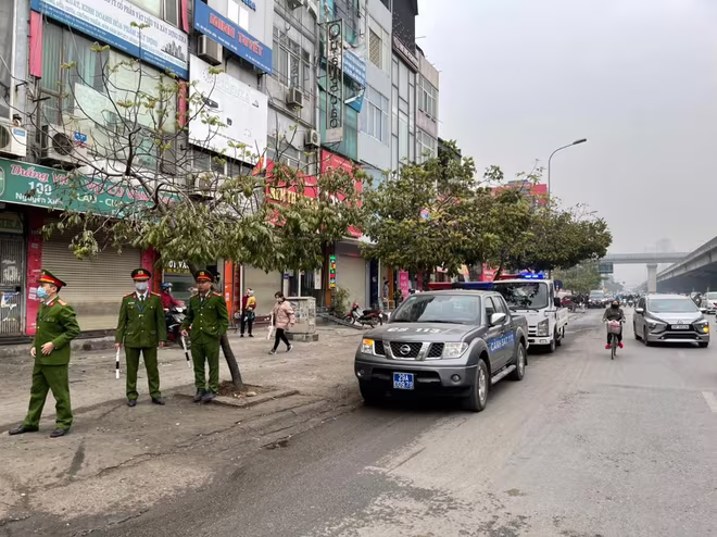 Lực lượng CSGT - TT Công an quận Thanh Xuân xử lý các vi phạm Lực lượng CSGT - TT Công an quận Thanh Xuân xử lý các vi phạm