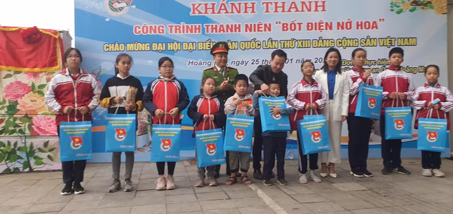 Các đơn vị phối hợp tặng 10 suất quà cho các em học sinh khó khăn Các đơn vị phối hợp tặng 10 suất quà cho các em học sinh khó khăn