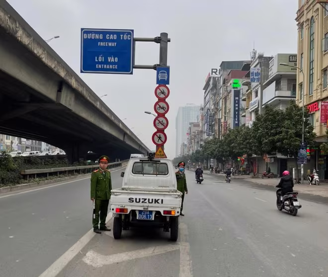 Chốt đảm bảo an toàn giao thông của CAQ Thanh Xuân trên đường Nguyễn Xiển Chốt đảm bảo an toàn giao thông của CAQ Thanh Xuân trên đường Nguyễn Xiển