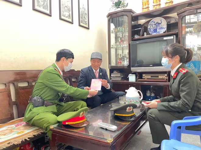CBCS Công an quận Hà Đông đến tận nhà dân tặng &quot;Sổ tay phòng chống tội phạm và vi phạm pháp luật&quot;