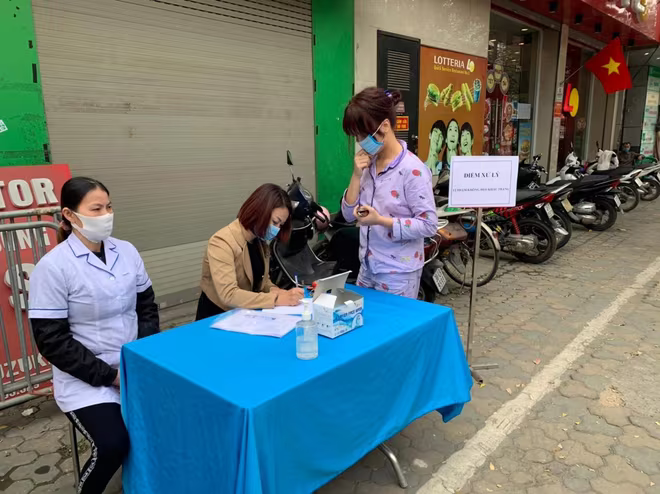 Lập biên bản xử phạt trường hợp không đeo khẩu trang khi ra đường Lập biên bản xử phạt trường hợp không đeo khẩu trang khi ra đường