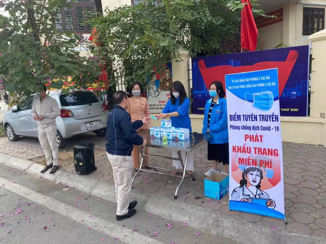 Lực lượng chức năng quận Đống Đa phát miễn phí cho người dân Lực lượng chức năng quận Đống Đa phát miễn phí cho người dân