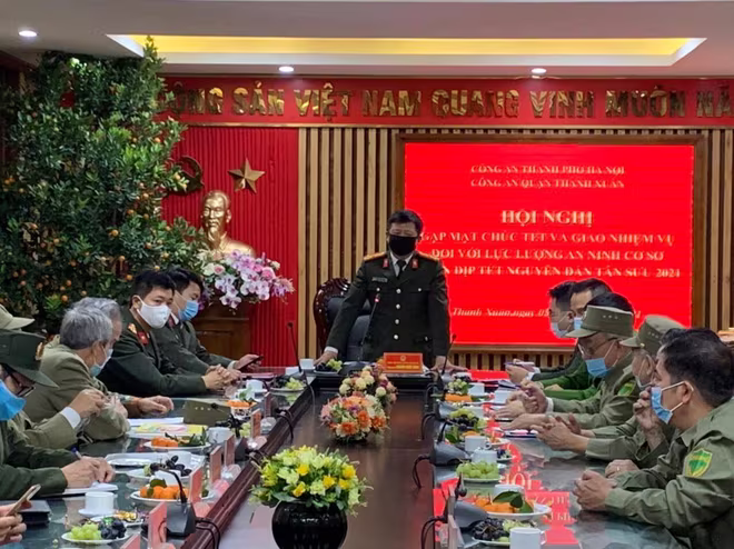 Thượng tá Nguyễn Quốc Dũng, Phó Trưởng Công an quận Thanh Xuân phát biểu tại hội nghị Thượng tá Nguyễn Quốc Dũng, Phó Trưởng Công an quận Thanh Xuân phát biểu tại hội nghị