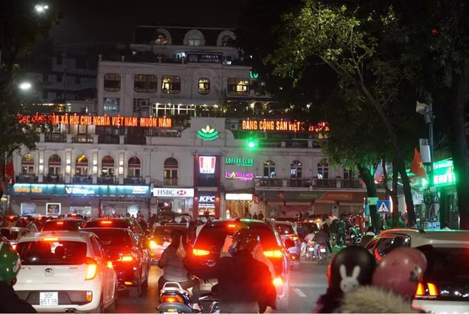 Khoảng 21h đêm 30 Tết nhiều phương tiện vẫn đổ về trung tâm thành phố