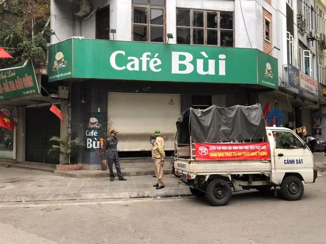 Lực lượng chức năng tuần tra nhắc nhở các cửa hàng cà phê, trà đá đóng cửa Lực lượng chức năng tuần tra nhắc nhở các cửa hàng cà phê, trà đá đóng cửa