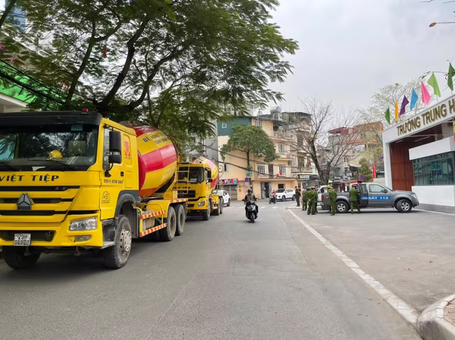 Các phương tiện đi sai giờ quy định bị kiểm tra xử lý Các phương tiện đi sai giờ quy định bị kiểm tra xử lý