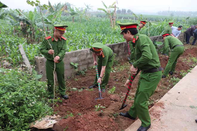 CBCS Cụm thi đua số 3 Công an Hà Nội phát động trồng cây CBCS Cụm thi đua số 3 Công an Hà Nội phát động trồng cây