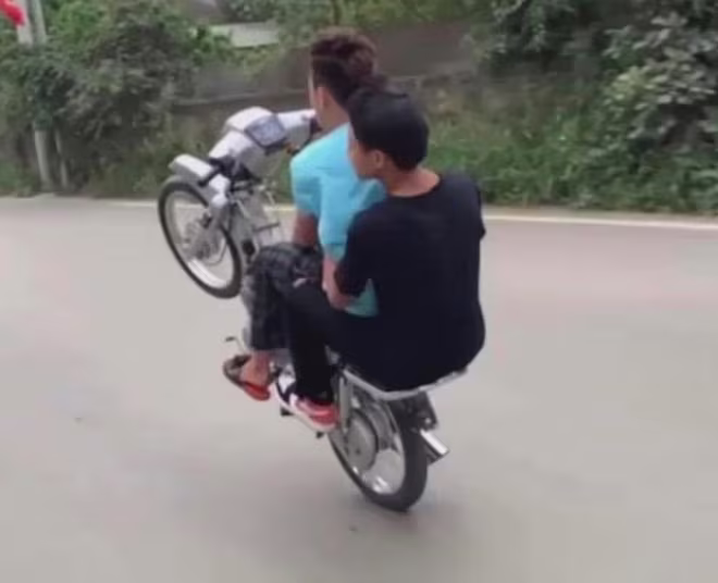 Hình ảnh nam thanh niên điều khiển xe bằng một bánh Hình ảnh nam thanh niên điều khiển xe bằng một bánh