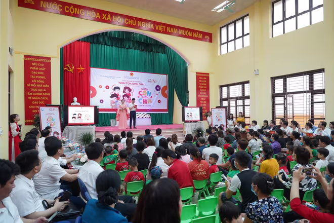 Chương trình có sự tham dự của hơn 300 phụ huynh, các em thiếu nhi và cán bộ, giáo viên trường mầm non Giang Sơn, xã Giang Sơn, huyện Gia Bình, tỉnh Bắc Ninh Chương trình có sự tham dự của hơn 300 phụ huynh, các em thiếu nhi và cán bộ, giáo viên trường mầm non Giang Sơn, xã Giang Sơn, huyện Gia Bình, tỉnh Bắc Ninh