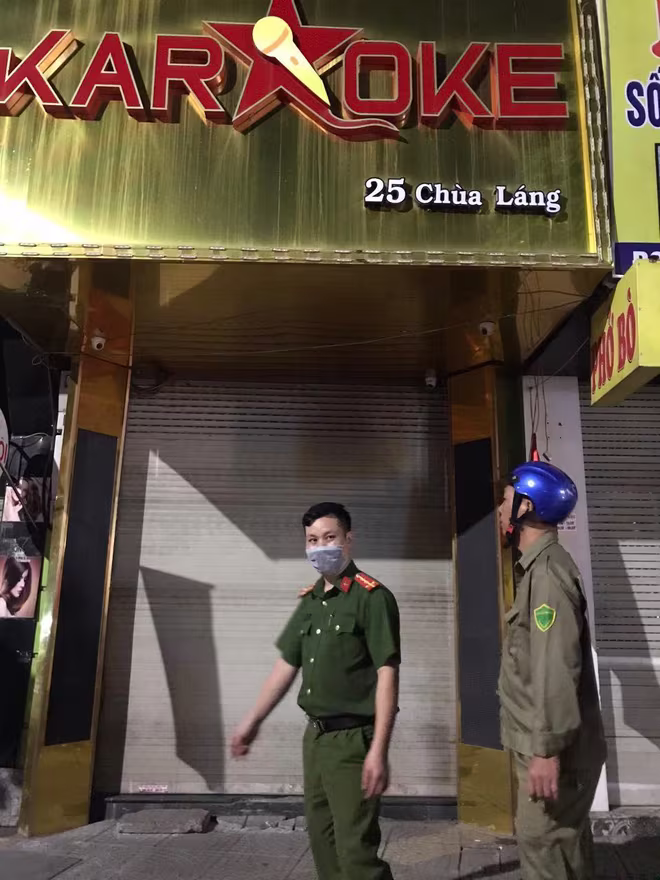 Lực lượng Công an và bảo vệ dân phố tuần tra, nhắc nhở các cơ sở kinh doanh karaoke tạm dừng hoạt động Lực lượng Công an và bảo vệ dân phố tuần tra, nhắc nhở các cơ sở kinh doanh karaoke tạm dừng hoạt động