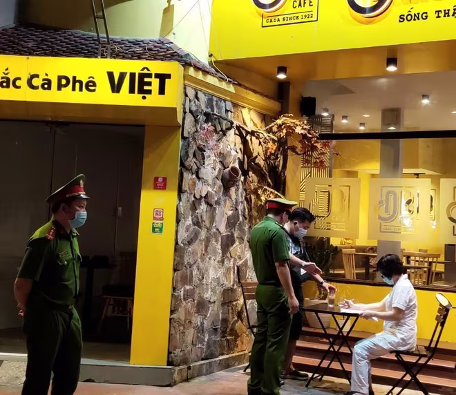 Tại các công viên, quán cà phê...đều được các tổ công tác kiểm tra, nhắc nhở việc chấp hành đeo khẩu trang