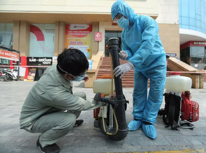 Lực lượng chức năng tiến hành phong tỏa, phun khử khuẩn khu chung cư 102 Trần Phú Lực lượng chức năng tiến hành phong tỏa, phun khử khuẩn khu chung cư 102 Trần Phú