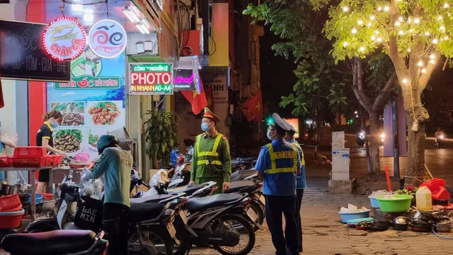 Tổ liên ngành nhắc nhở, xử lý các trường hợp liên quan đến trật tự đô thị, vệ sinh môi trường, phòng chống dịch Tổ liên ngành nhắc nhở, xử lý các trường hợp liên quan đến trật tự đô thị, vệ sinh môi trường, phòng chống dịch