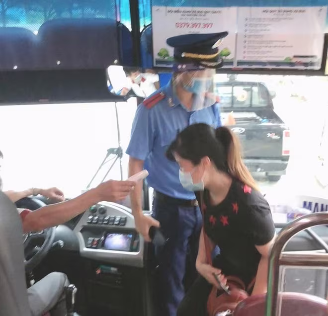 Kiểm soát việc chở công nhân Công ty Sam Sung, tuân thủ các quy định về phòng dịch Kiểm soát việc chở công nhân Công ty Sam Sung, tuân thủ các quy định về phòng dịch