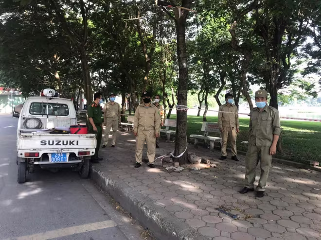 Các tổ công tác tuần tra, nhắc nhở người dân không tụ tập đông người Các tổ công tác tuần tra, nhắc nhở người dân không tụ tập đông người