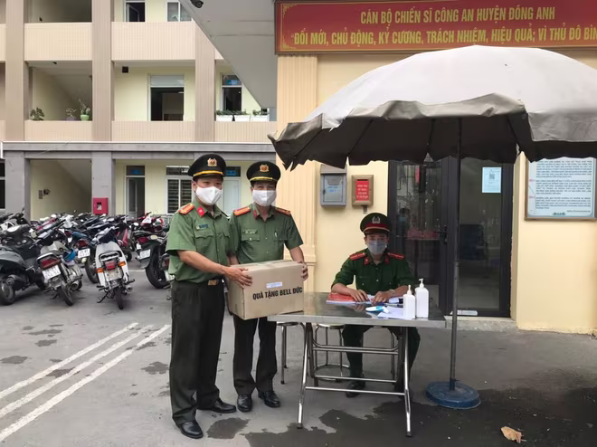 Công đoàn Công an Hà Nội trao nước sát khuẩn tay cho các đơn vị, chốt cách ly